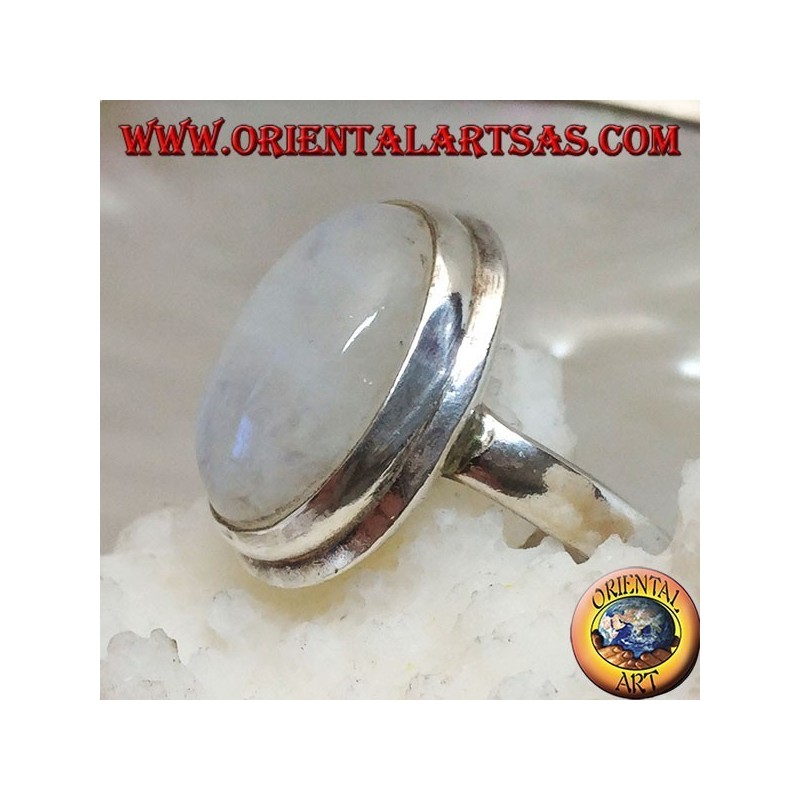 Bague en argent avec cabochon ovale en pierre de lune arc-en-ciel sur cadre simple avec bordure