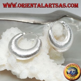Silver earrings with a rounded crescent-shaped circle with 18 mm satin finish.