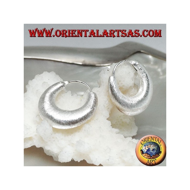 Pendientes de plata con un círculo redondeado en forma de media luna con acabado satinado de 18 mm.