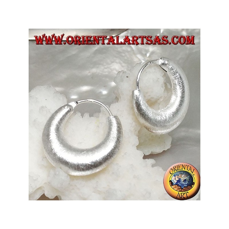 Pendientes de plata con un círculo redondeado en forma de media luna con acabado satinado de 18 mm.