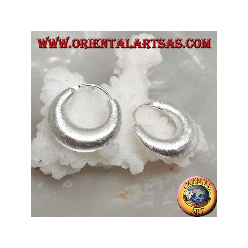 Silver earrings with a rounded crescent-shaped circle with 18 mm satin finish.