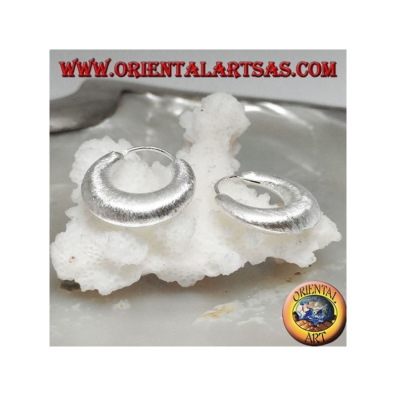 Orecchini in argento cerchio a mezzaluna bombato con lavorazione satinata da 18 mm.
