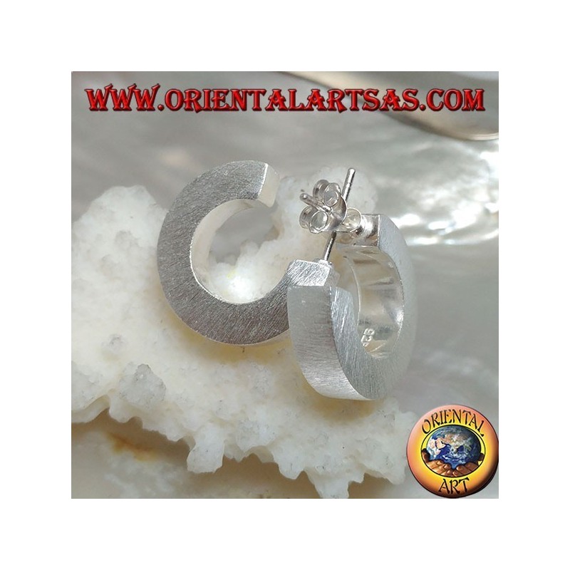 Pendientes de plata con círculo cuadrado ancho con acabado satinado y cierre de mariposa de 20 mm.