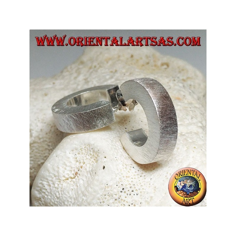 Orecchini in argento a cerchio largo squadrato con lavorazione satinata e chiusura a farfalla da 20 mm