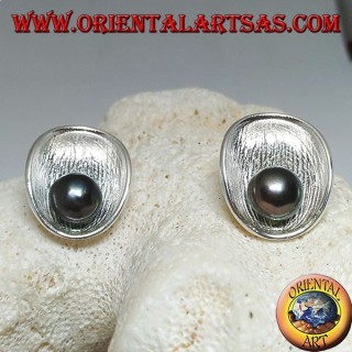 Boucles d'oreilles lobe en argent avec coquille de mère en satin à l'intérieur et perle d'eau douce grise