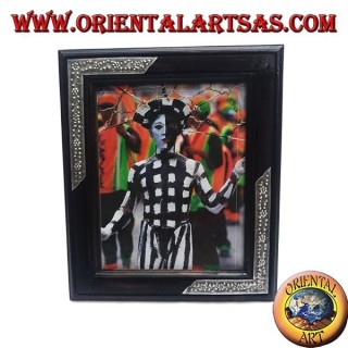 Marco de fotos de madera de mango con dos insertos plateados con decoración floral de 33 x 28 cm.