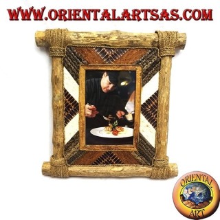 Vertical photo frame in coffee wood and decorations in bark and natural elements of 28 x 28 cm