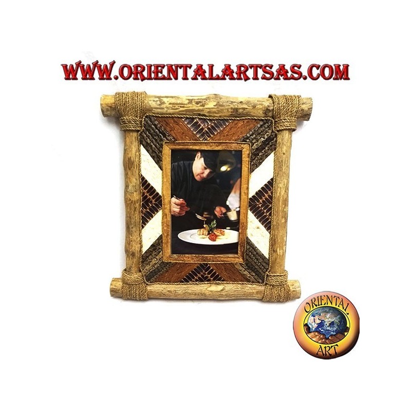 Vertical photo frame in coffee wood and decorations in bark and natural elements of 28 x 28 cm