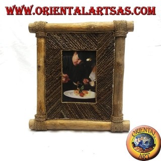 Vertical photo frame in coffee wood and decorations in bark sticks of 29 x 28 cm