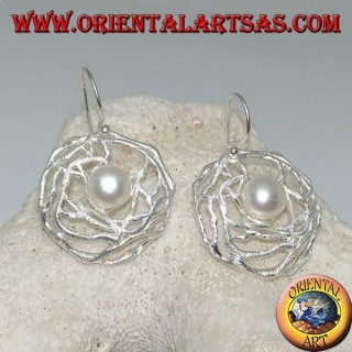 Boucles d'oreilles pendantes en argent avec perle d'eau douce blanche dans un tissage rond de fils de satin
