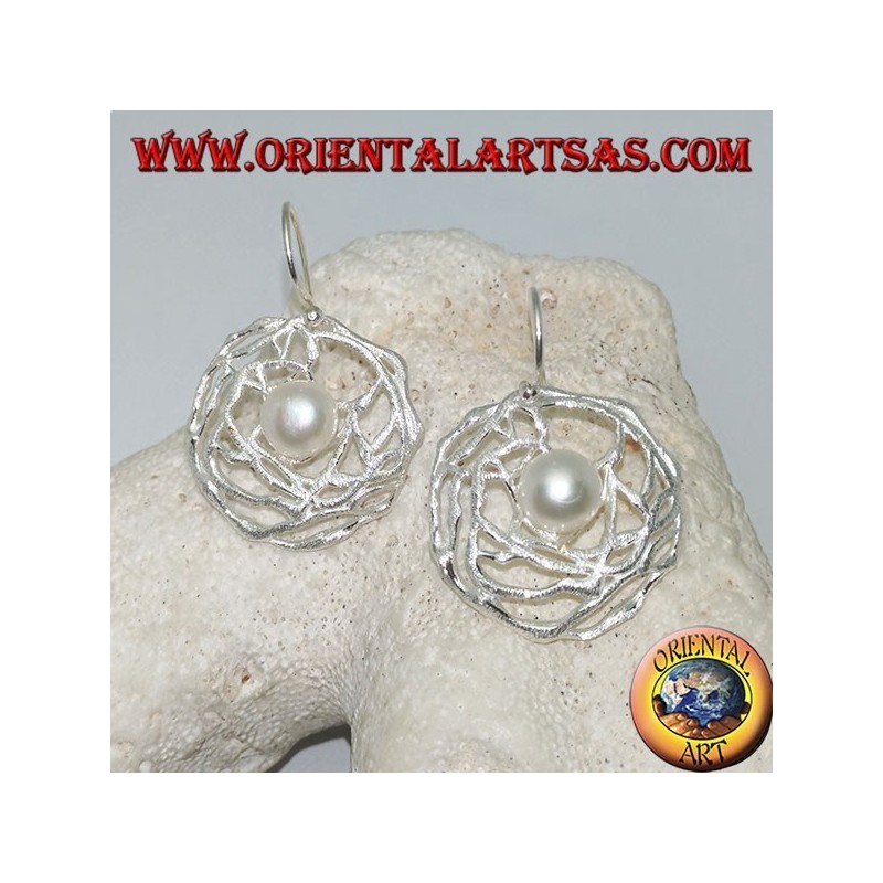 Boucles d'oreilles pendantes en argent avec perle d'eau douce blanche dans un tissage rond de fils de satin