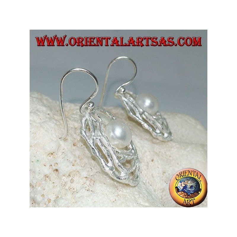 Boucles d'oreilles pendantes en argent avec perle d'eau douce blanche dans un tissage rond de fils de satin