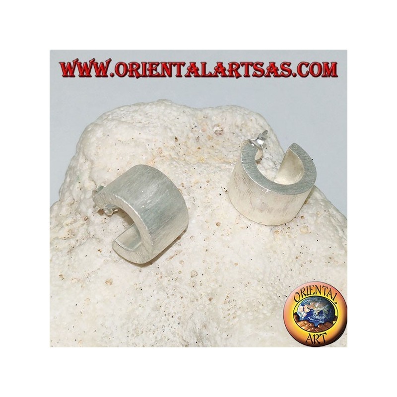 Boucles d'oreilles larges en argent carré avec finition satinée et fermoir papillon 15 mm