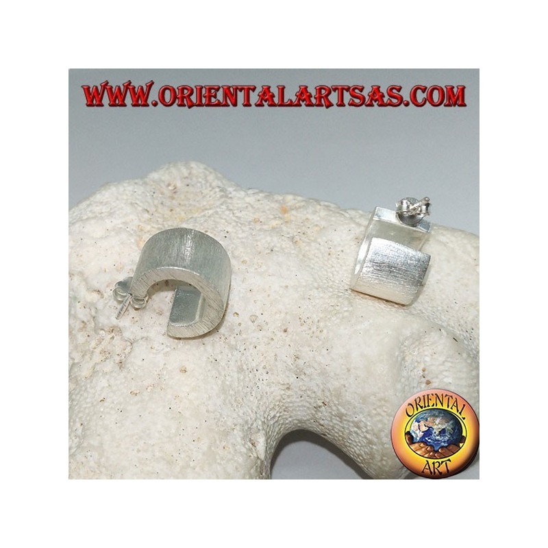 Boucles d'oreilles larges en argent carré avec finition satinée et fermoir papillon 15 mm