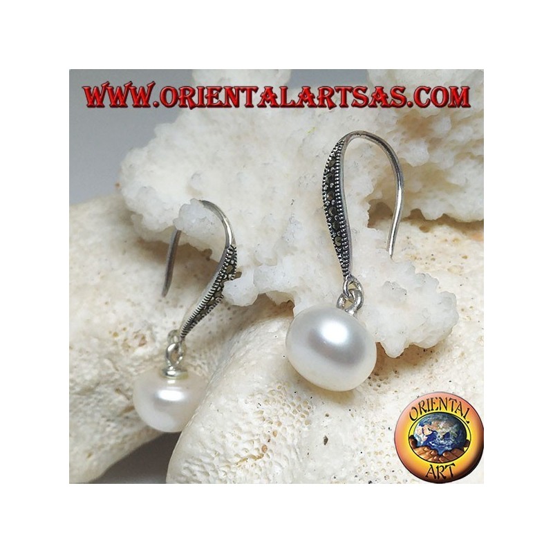 Orecchini in argento pendenti con perla bianca d'acqua dolce e gancio con marcassite