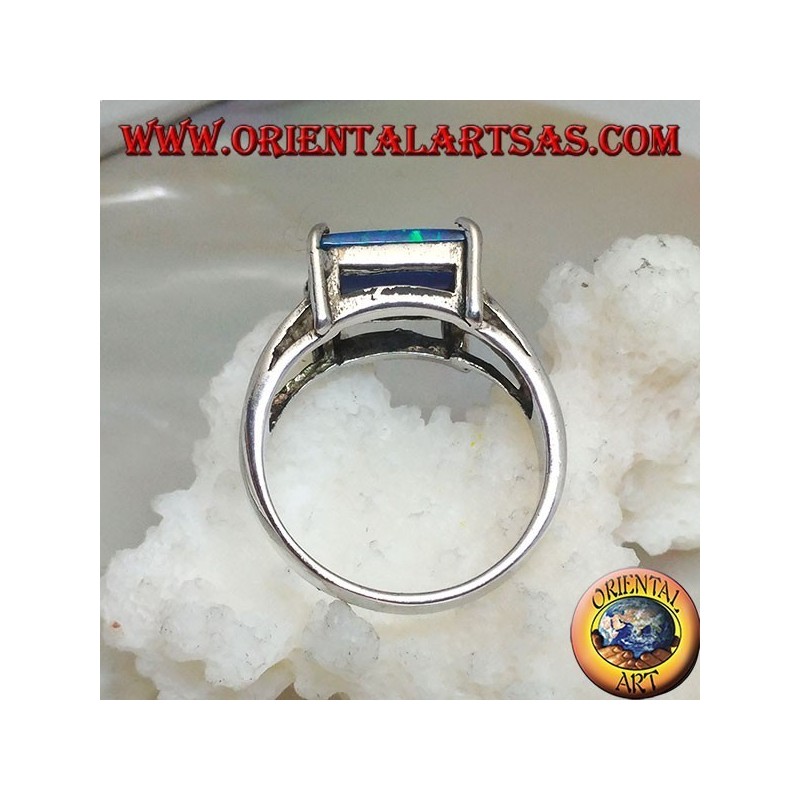 Bague en argent avec opale bleue rectangulaire horizontale sertie de quatre
