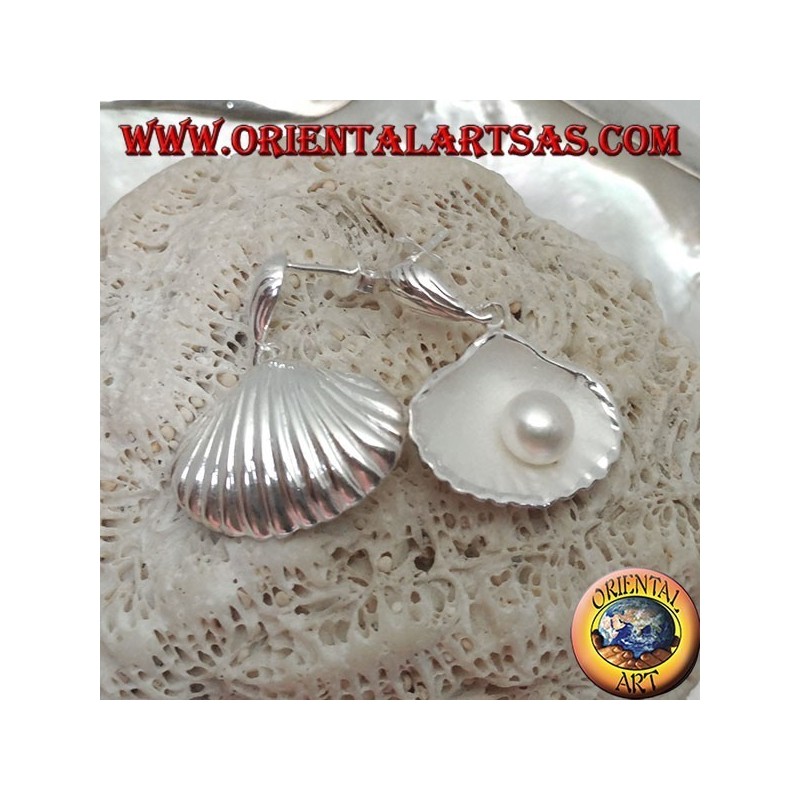 Pendientes de plata con concha madre de satén en el interior y perla de agua dulce.