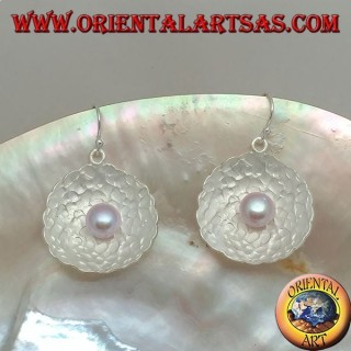 Boucles d'oreilles en argent avec perle d'eau douce rose dans la coquille ronde en satin à l'intérieur
