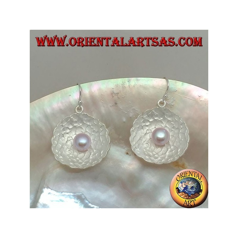 Boucles d'oreilles en argent avec perle d'eau douce rose dans la coquille ronde en satin à l'intérieur