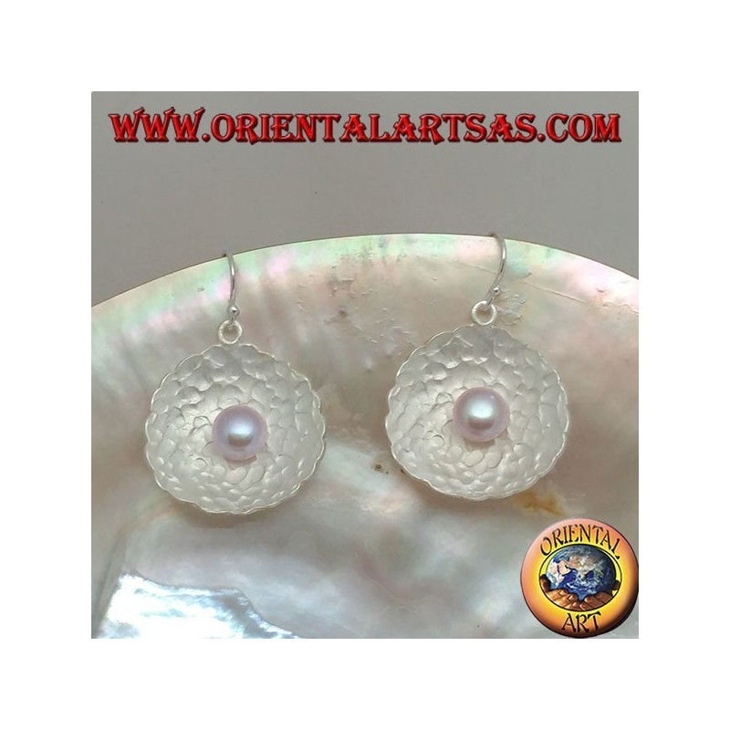Orecchini in argento pendenti con perla rosa d'acqua dolce nella conchiglia tonda satinata all'interno