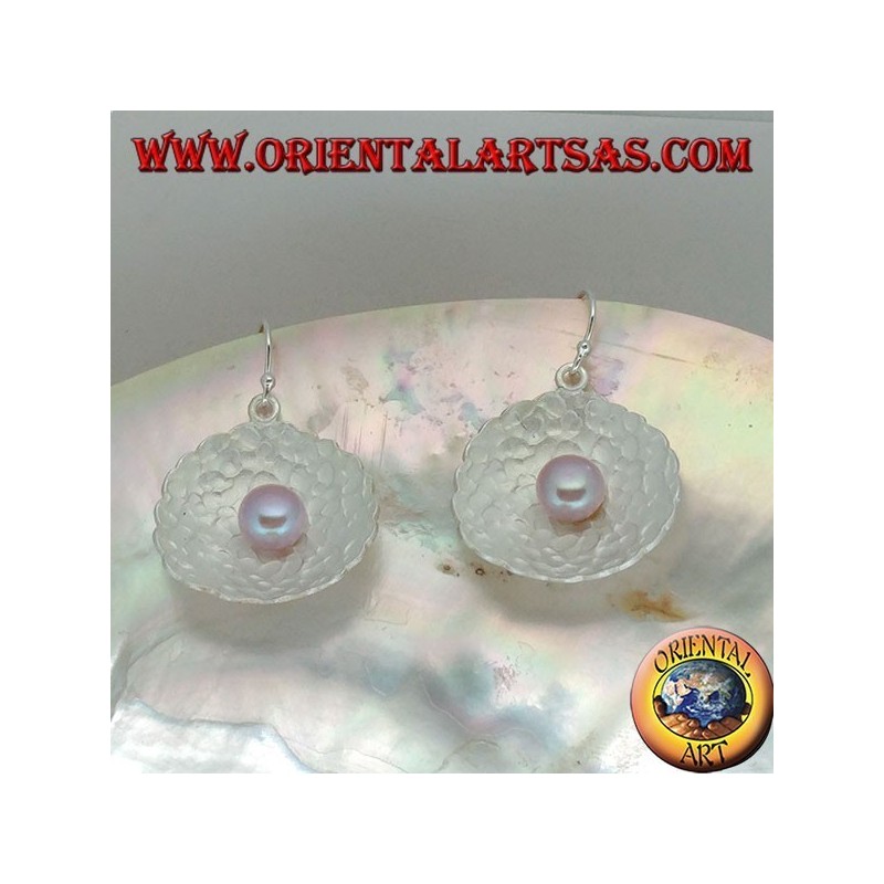 Boucles d'oreilles en argent avec perle d'eau douce rose dans la coquille ronde en satin à l'intérieur