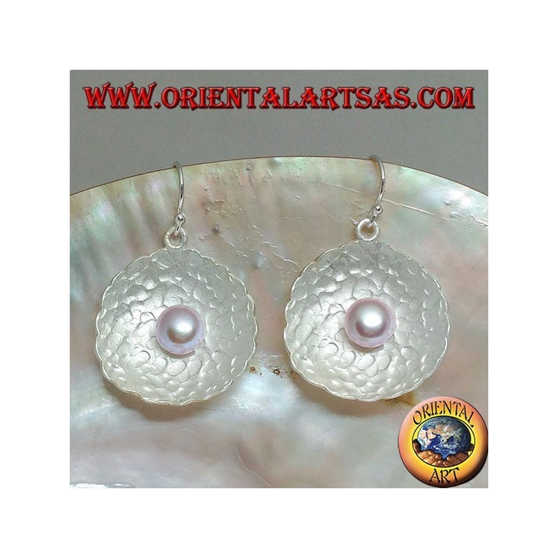 Boucles d'oreilles en argent avec perle d'eau douce rose dans la coquille ronde en satin à l'intérieur