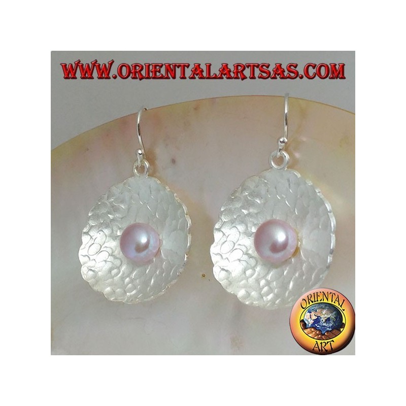 Boucles d'oreilles en argent avec perle d'eau douce rose dans la coquille ronde en satin à l'intérieur
