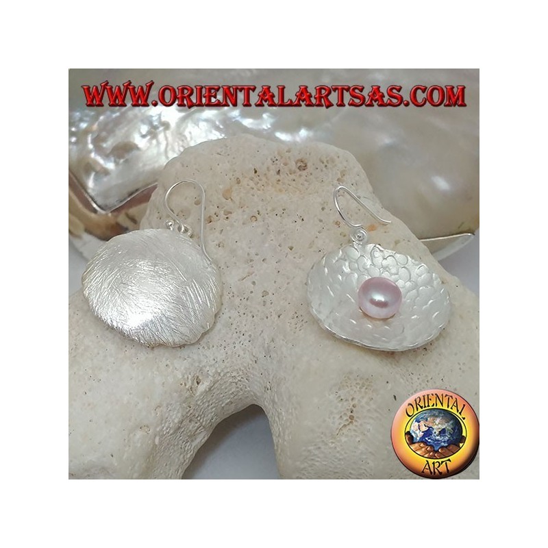 Orecchini in argento pendenti con perla rosa d'acqua dolce nella conchiglia tonda satinata all'interno