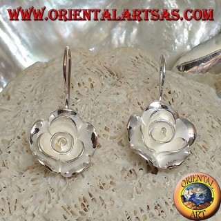 Pendientes de plata en forma de rosa grande con acabado satinado.
