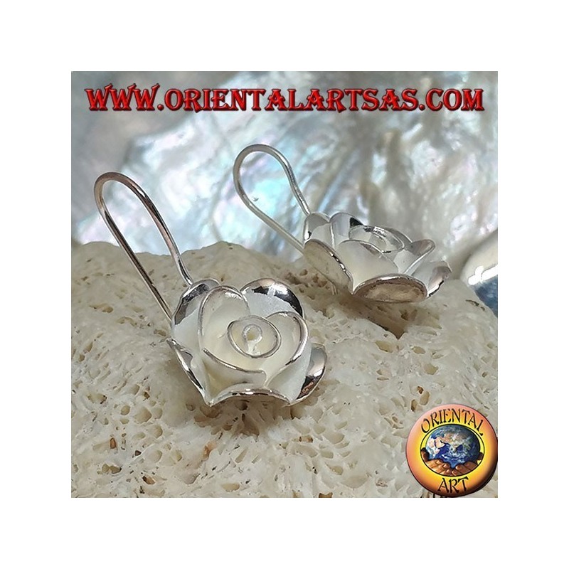 Pendientes de plata en forma de rosa grande con acabado satinado.