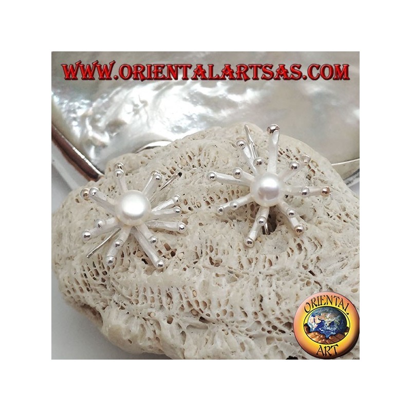 Silberne Ohrringe in Form einer Seeanemone in Satin-Finish mit einer zentralen weißen Süßwasserperle