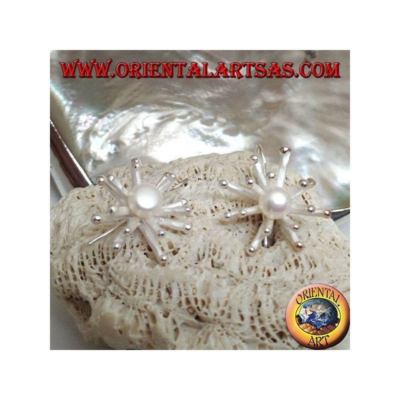 Silberne Ohrringe in Form einer Seeanemone in Satin-Finish mit einer zentralen weißen Süßwasserperle