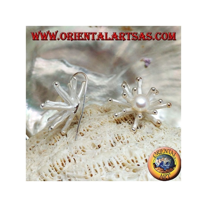 Boucles d'oreilles en argent en forme d'anémone de mer au fini satiné avec une perle d'eau douce blanche centrale