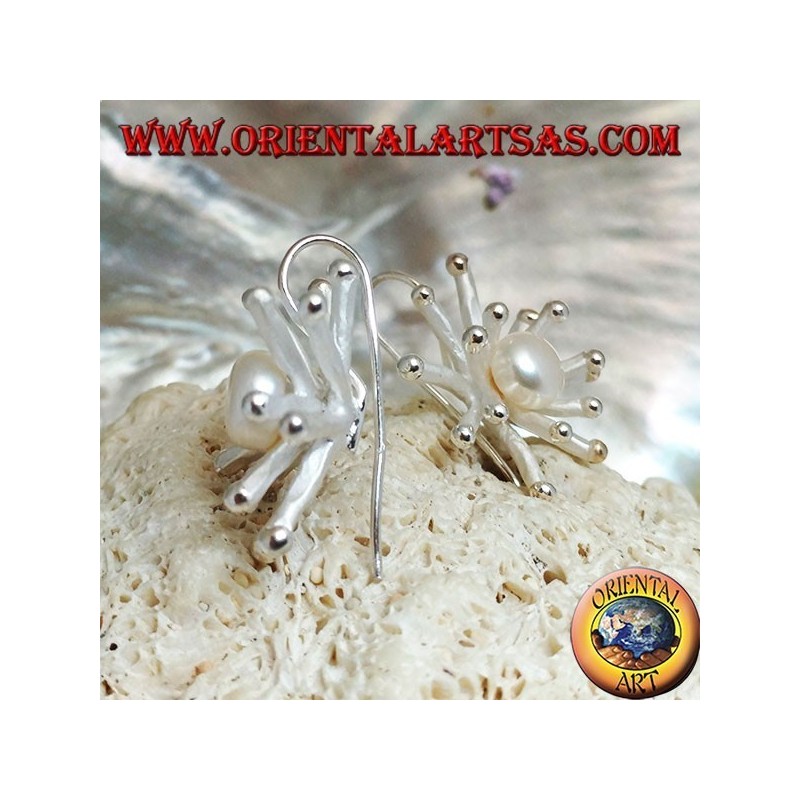 Boucles d'oreilles en argent en forme d'anémone de mer au fini satiné avec une perle d'eau douce blanche centrale