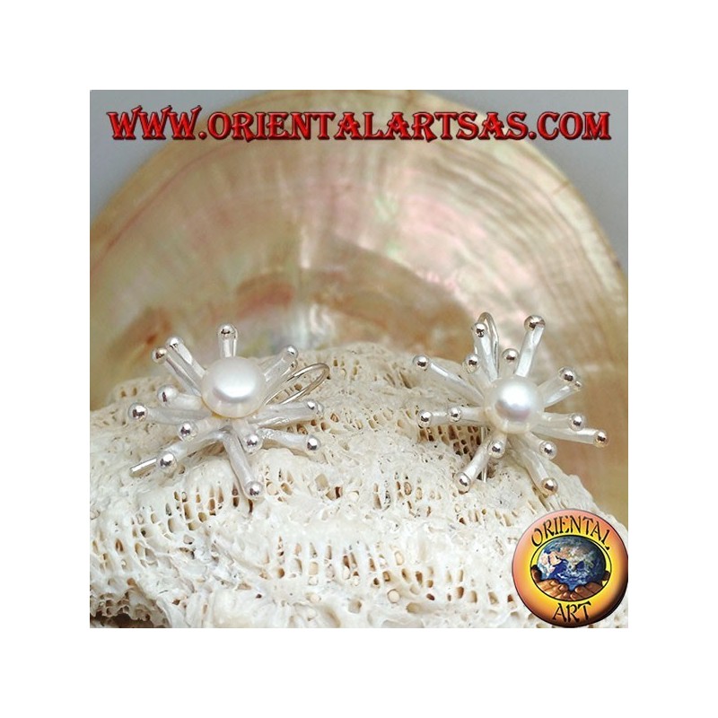 Silberne Ohrringe in Form einer Seeanemone in Satin-Finish mit einer zentralen weißen Süßwasserperle