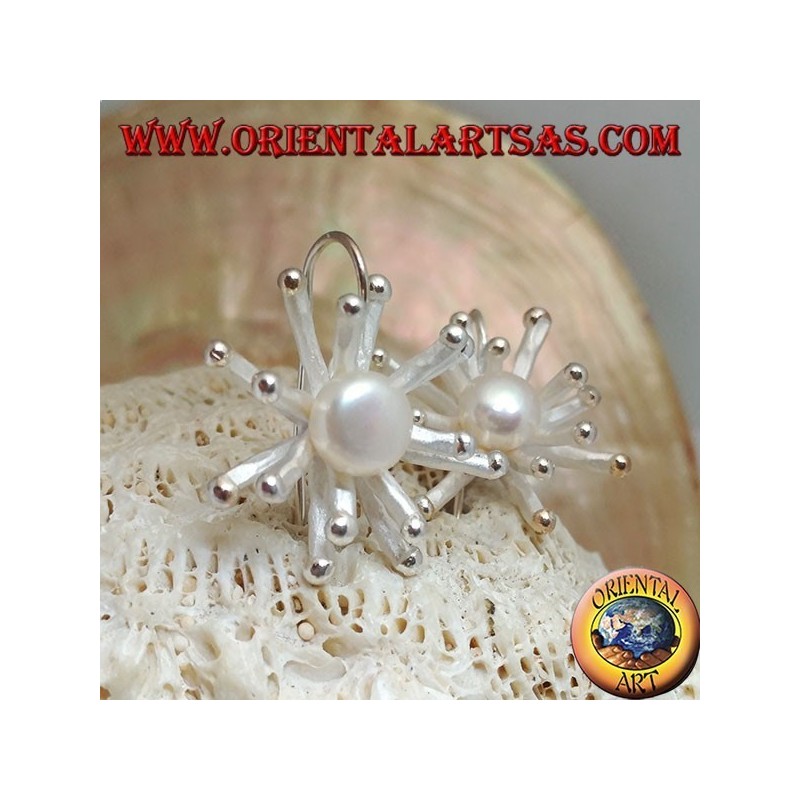 Orecchini in argento a forma di anemone di mare a lavorazione satinata con perla bianca d'acqua dolce centrale