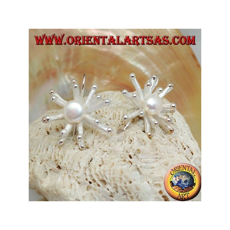 Pendientes de plata con forma de anémona de mar en acabado satinado con una perla blanca central de agua dulce