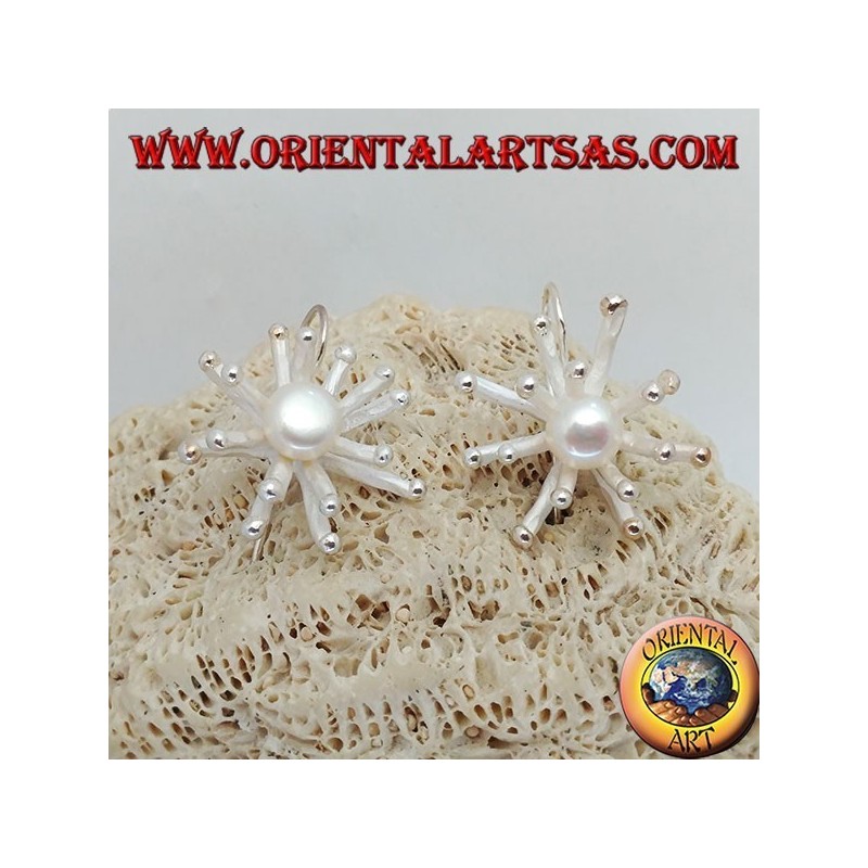 Silberne Ohrringe in Form einer Seeanemone in Satin-Finish mit einer zentralen weißen Süßwasserperle