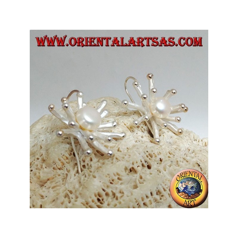 Silberne Ohrringe in Form einer Seeanemone in Satin-Finish mit einer zentralen weißen Süßwasserperle