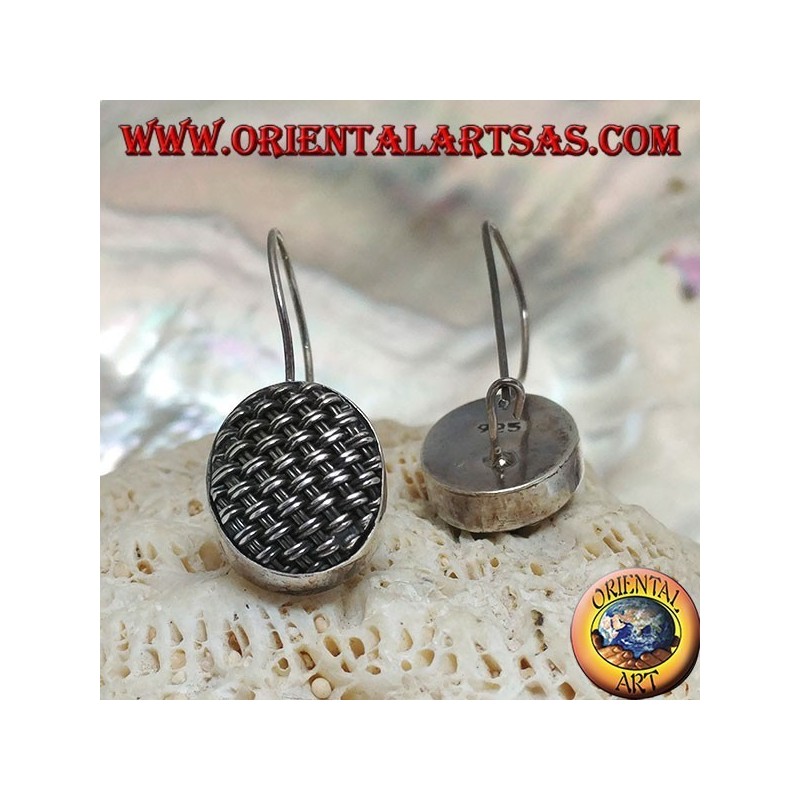 Pendientes colgantes de plata con óvalo bien tejido