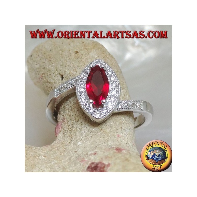 Bague en argent avec grenat navette sertie de zircons et sertissage asymétrique