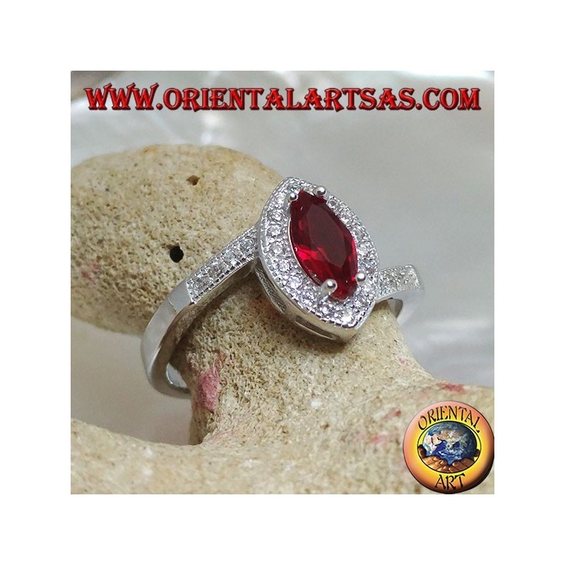 Bague en argent avec grenat navette sertie de zircons et sertissage asymétrique