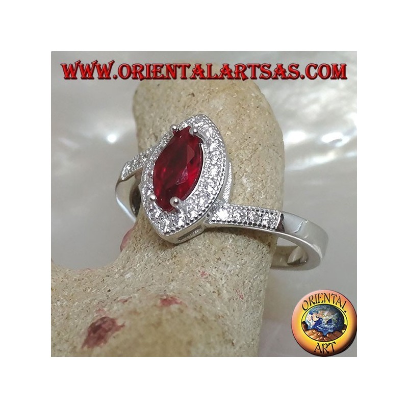 Anello in argento con granato a navetta incastonato contornato da zirconi e montatura asimmetrica