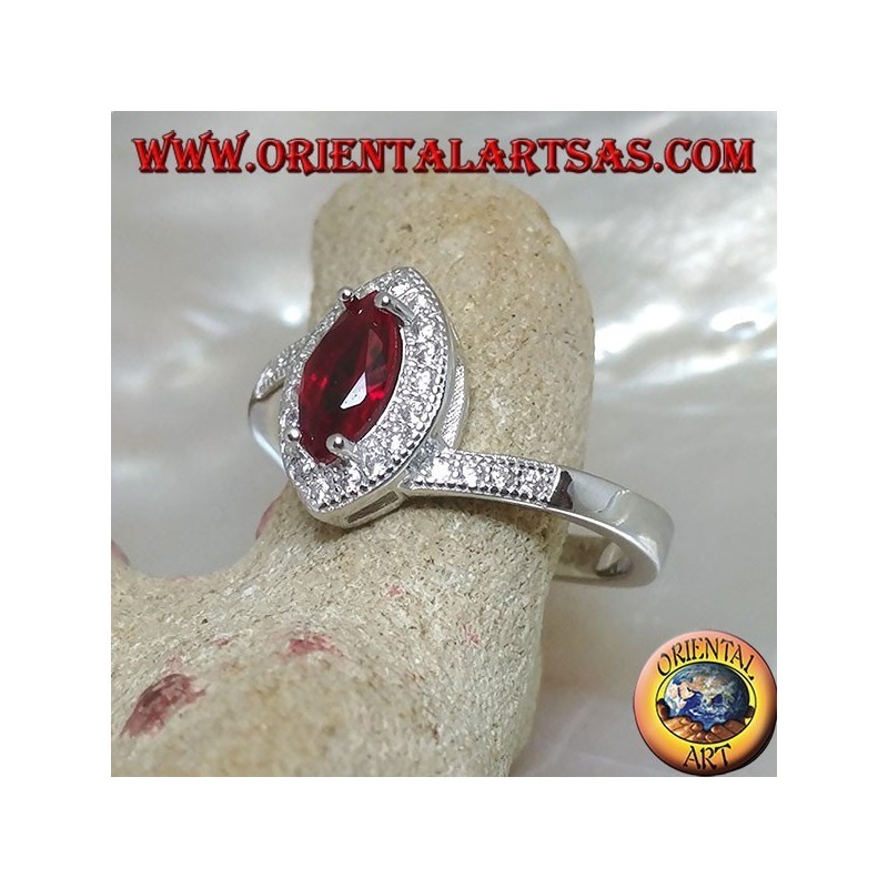 Anillo de plata con juego de granate lanzadera rodeado de circonitas y engaste asimétrico