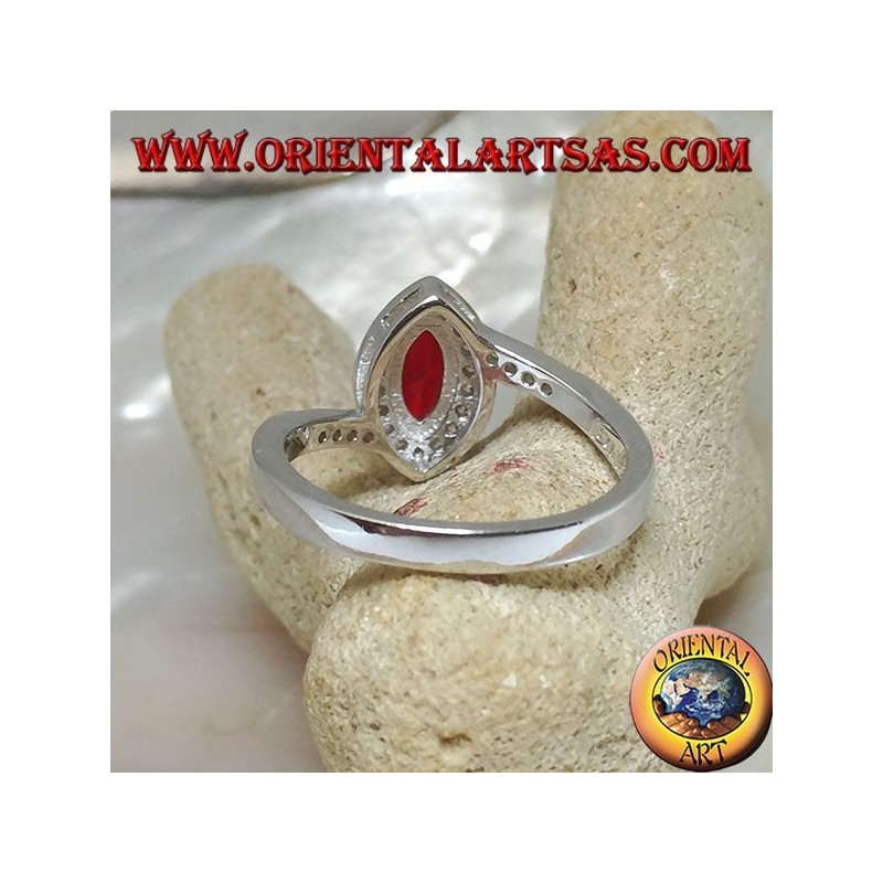 Anillo de plata con juego de granate lanzadera rodeado de circonitas y engaste asimétrico