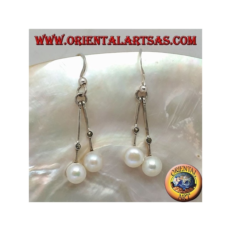 Boucles d'oreilles en argent avec tige suspendue avec une marcassite centrale et une perle blanche d'eau douce finale
