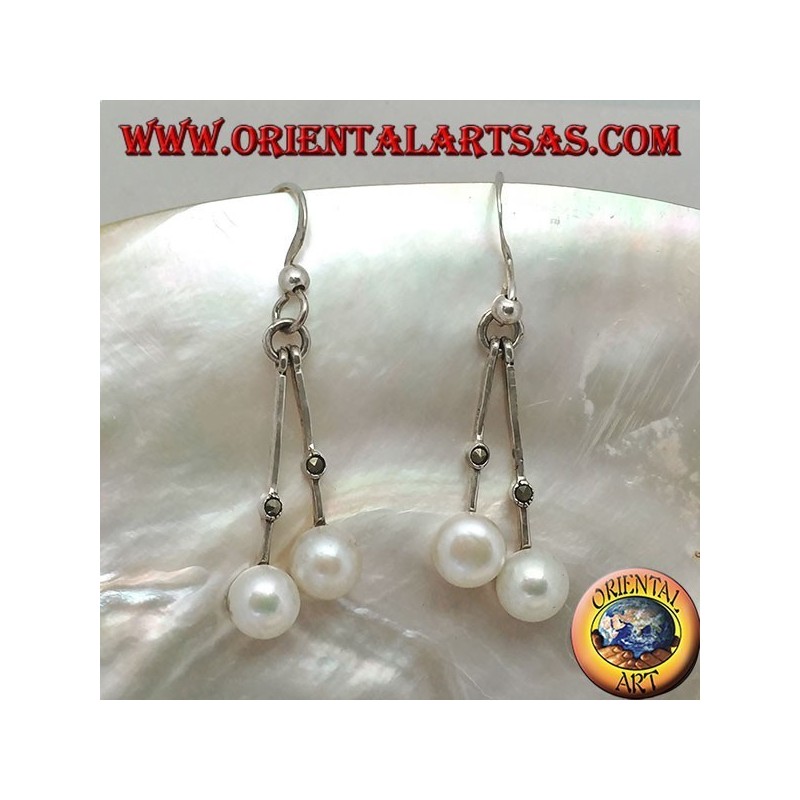 Orecchini in argento con asticella pendente con una marcasite centrale e perla bianca d'acqua dolce finale