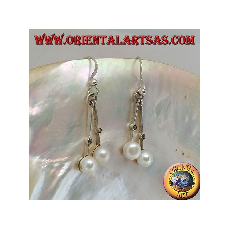 Boucles d'oreilles en argent avec tige suspendue avec une marcassite centrale et une perle blanche d'eau douce finale