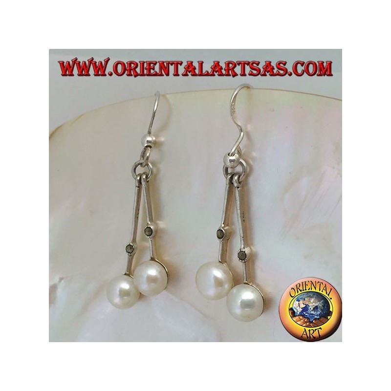 Boucles d'oreilles en argent avec tige suspendue avec une marcassite centrale et une perle blanche d'eau douce finale