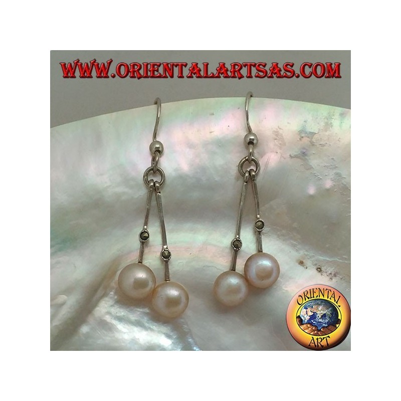 Orecchini in argento con asticella pendente con una marcasite centrale e perla rosa d'acqua dolce finale
